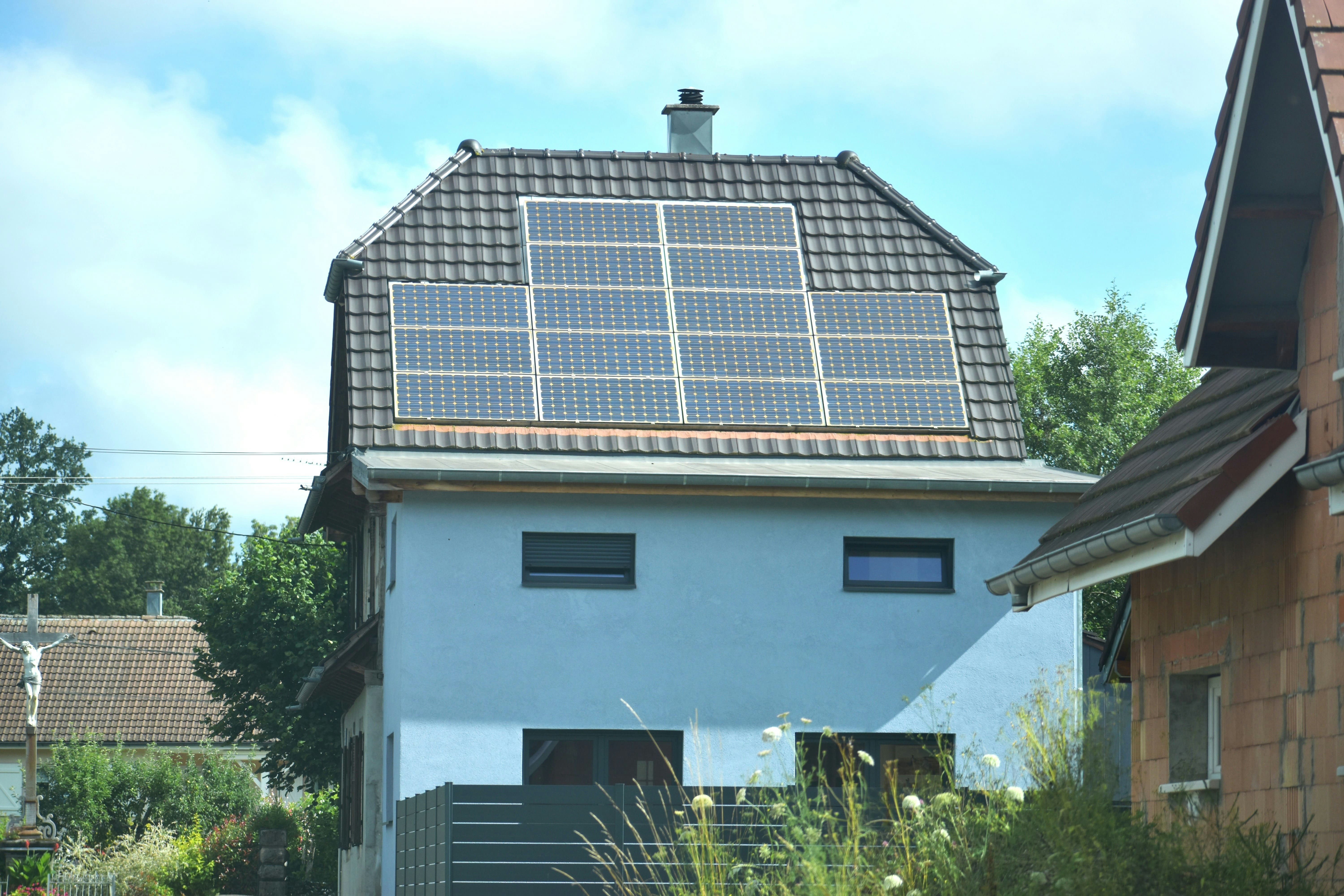 Maison avec panneaux solaires 6 kWc